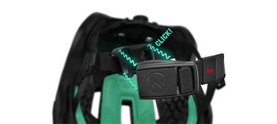 Easy to operate magnetic buckle