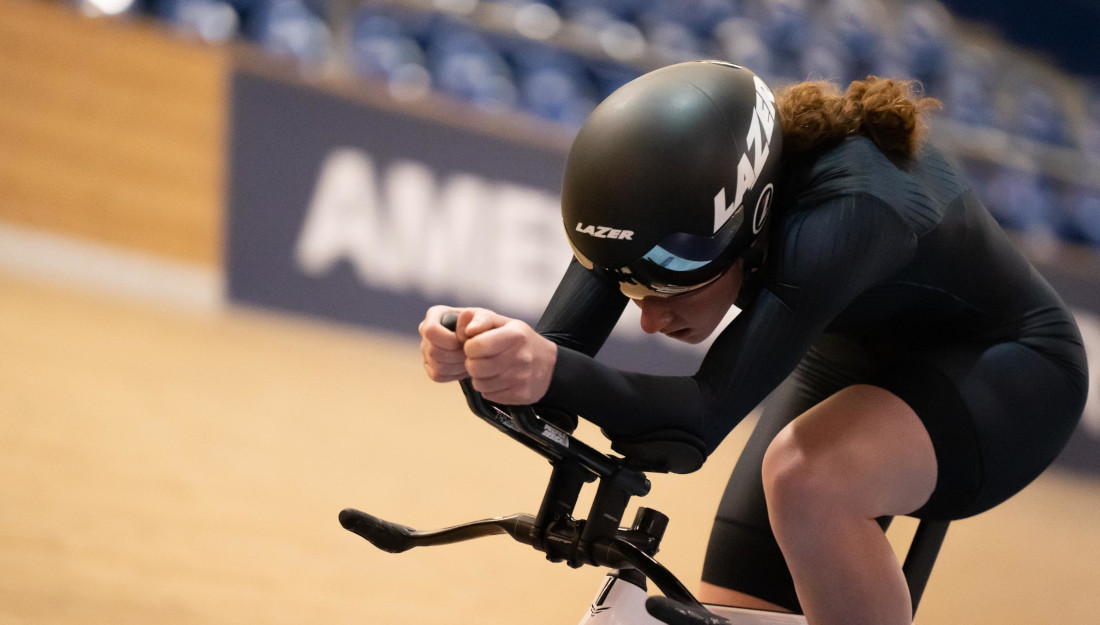 coureur avec un casque Lazer noir
